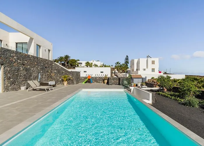 Con Piscina En Tías