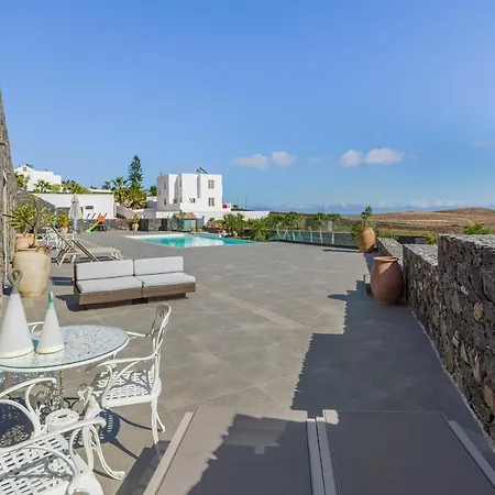 Con Piscina En Tías